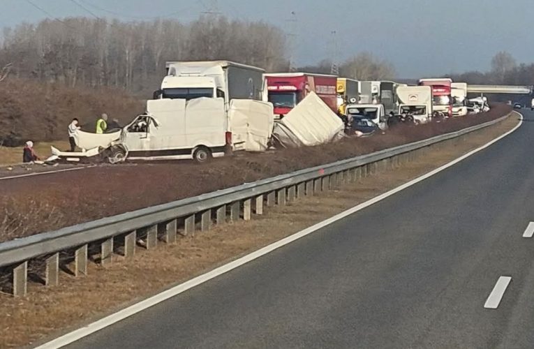 Összeütközött egy nyerges vontató és egy furgon