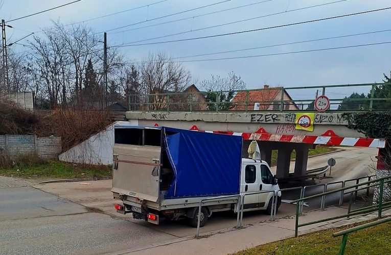 Ismét a HÉV-aluljáróba szorult egy gépjármű