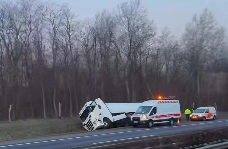 Árokba csúszott kamion műszaki mentésén dolgoznak