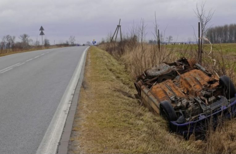 Tetejével az árokba borult egy gépkocsi