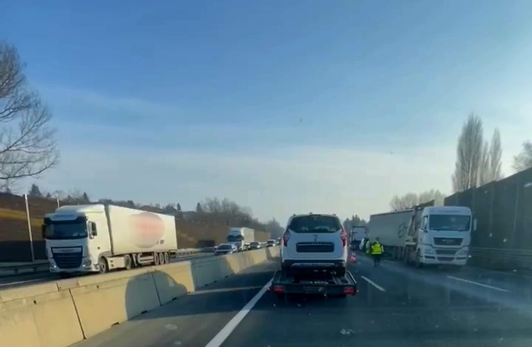 Szalagkorlátnak, majd a zajvédő falnak csapódott egy kamion