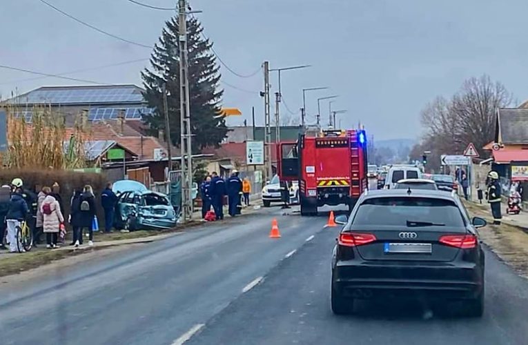 Személyautó és tűzoltóautó ütközött össze