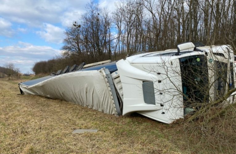 Cseréppel megrakott kamion borult árokba