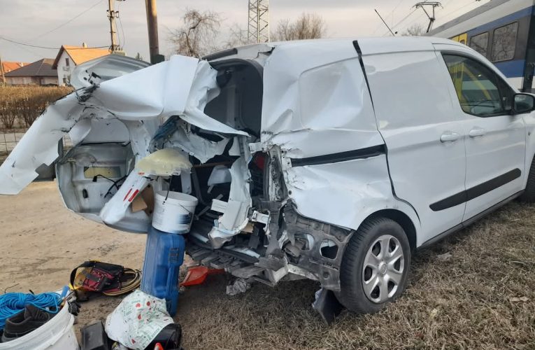 Gépkocsinak ütközött egy személyvonat