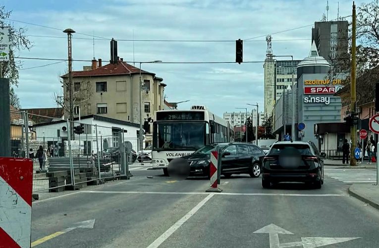 Autóbusz és személyautó ütközött össze