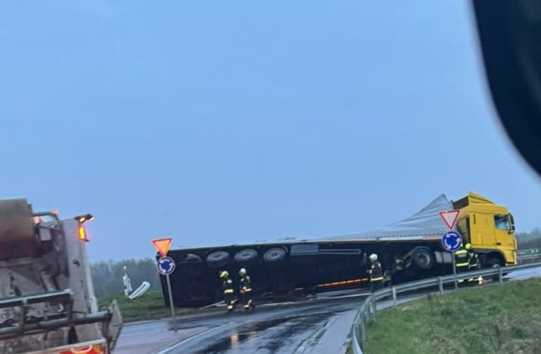 Nyergesvontató borult fel a körforgalomban