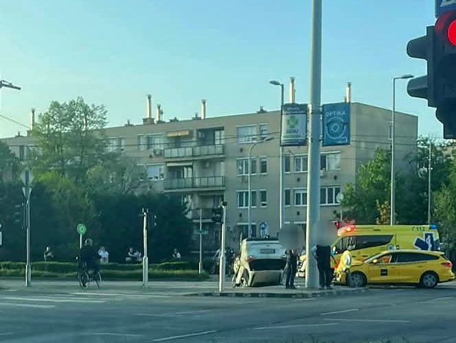 Összeütközött két személyautó