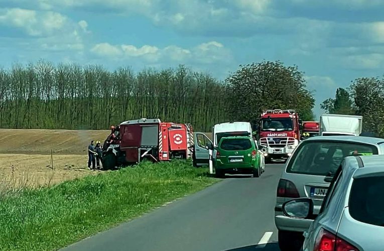 Tűzoltóautó borult árokba