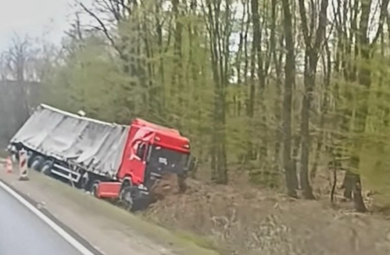 Összeütközött egy kamion és egy furgon