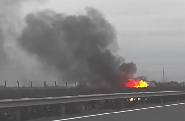 Kigyulladt egy személygépjármű