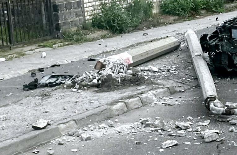 Elhagyta az úttestet, majd házfalnak ütközött egy kamion
