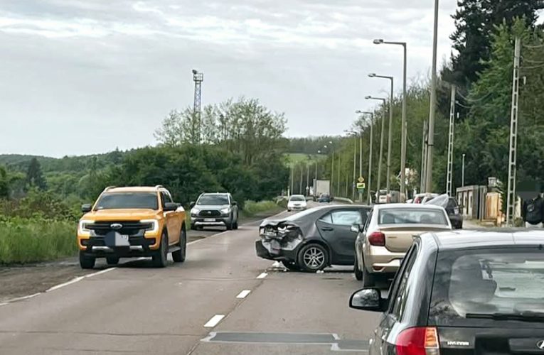 Két személyautó ütközött össze