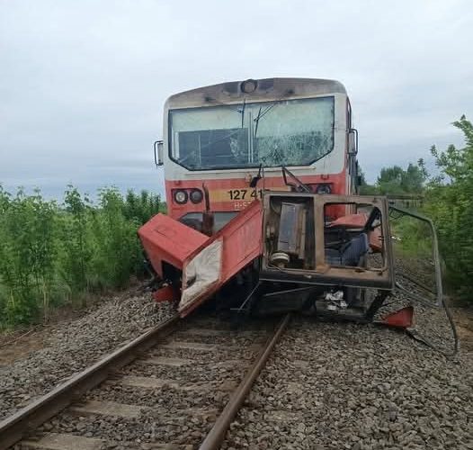Motorvonattal ütközött össze egy traktor