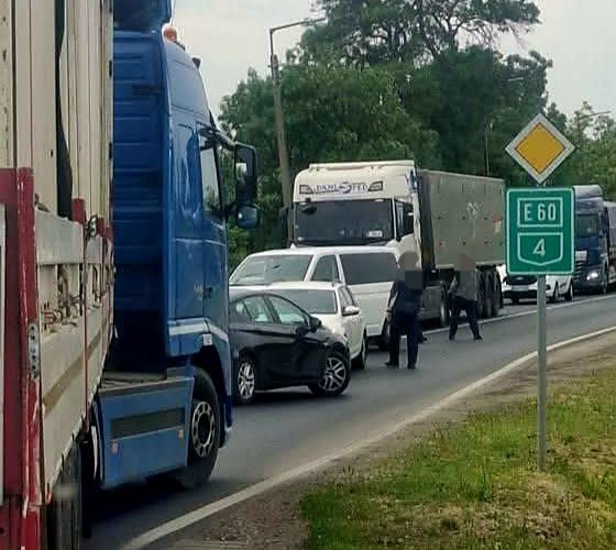 TEK-esek csaptak le két autóra