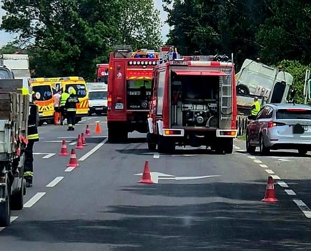 Összeütközött egy kamion és egy tehergépkocsi