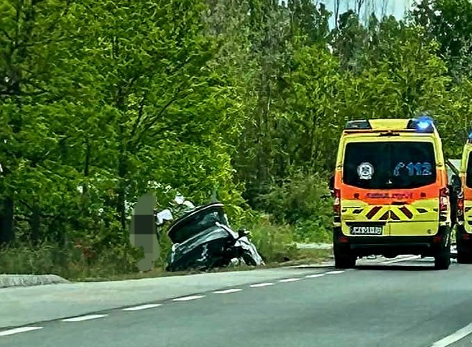 Egy kisteherautó és egy személyautó ütközött össze