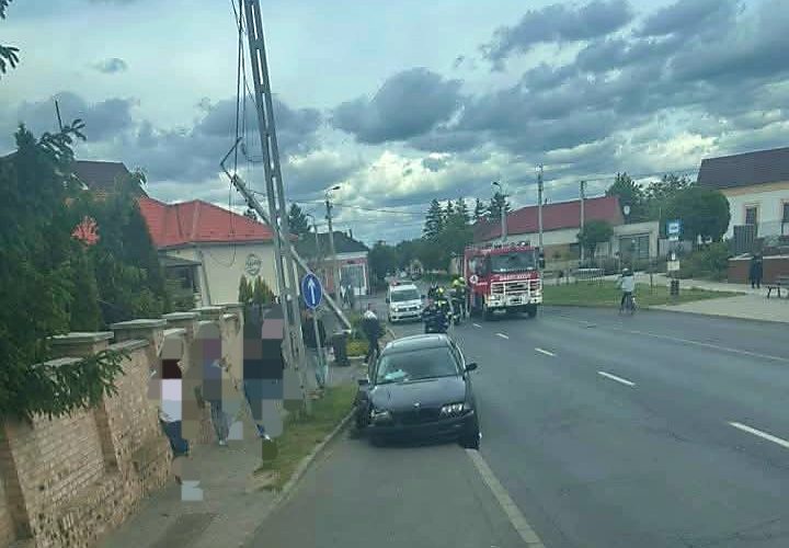 Villanyoszlopnak ütközött
