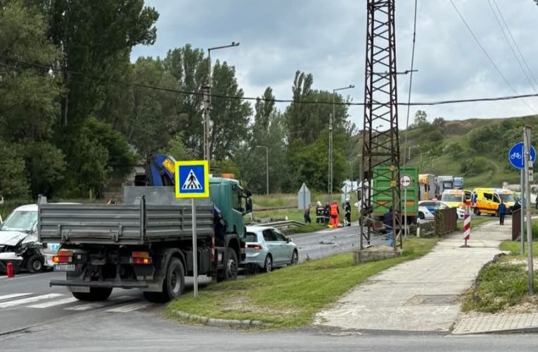 Összeütközött egy nyerges vontató és egy kisteherautó