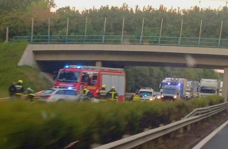 Egy kamion és egy személyautó ütközött össze