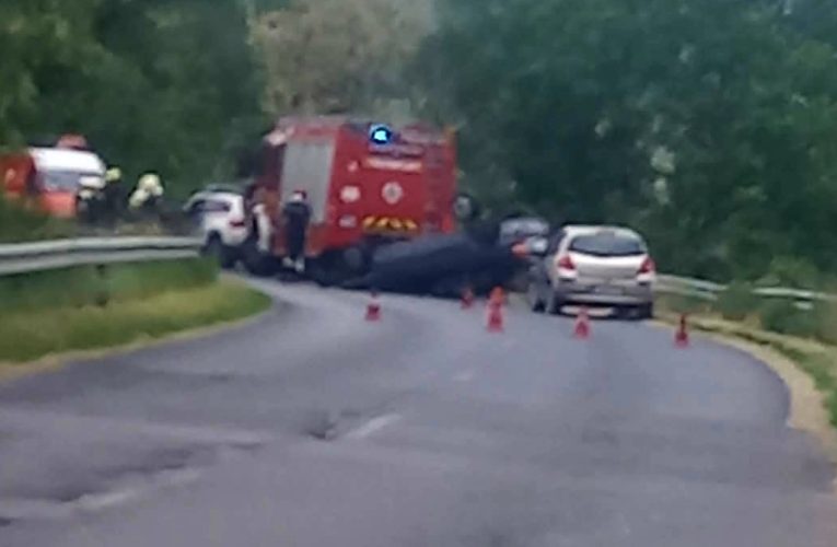 Frontálisan karambolozott két személyautó