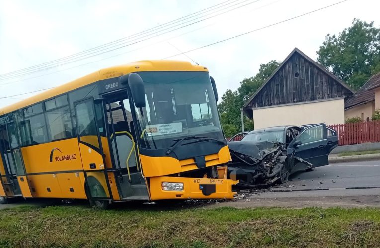 Összeütközött egy autóbusz és egy személyautó