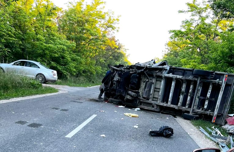 Egy kisteherautó és egy személyautó ütközött össze