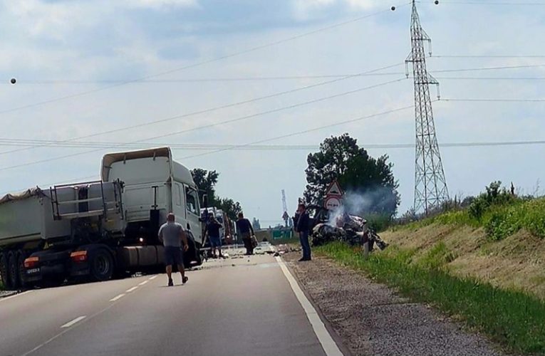 Kamion és egy személyautó ütközött össze