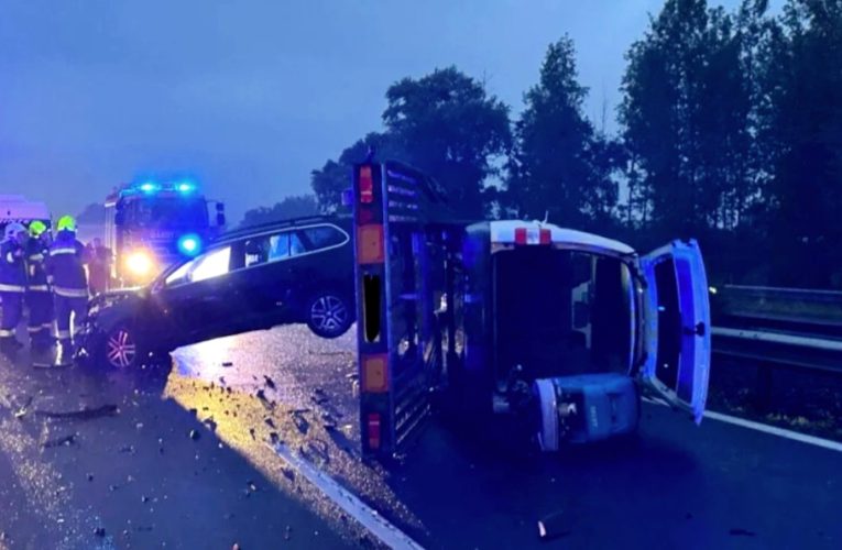 Egy személygépkocsi autókat szállító trélerrel ütközött