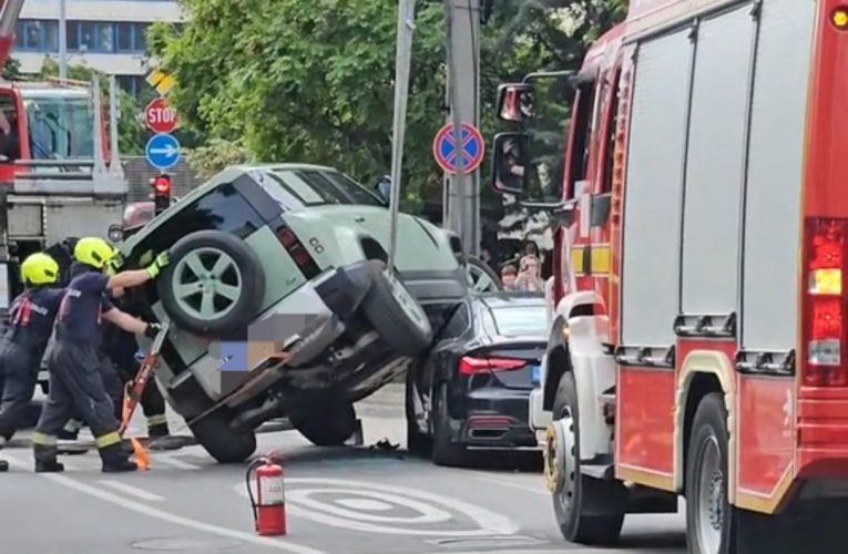 Megmászott egy Land Rover egy Audit a Sasadi úton