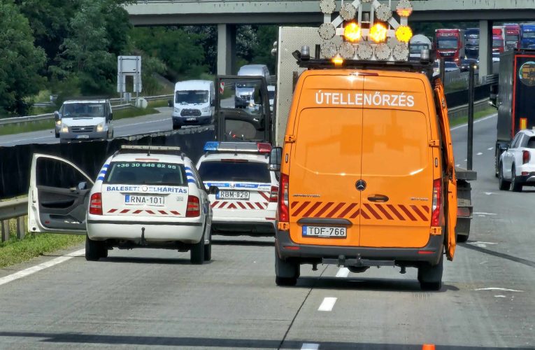 Egy teherautó és két kamion ütközött össze