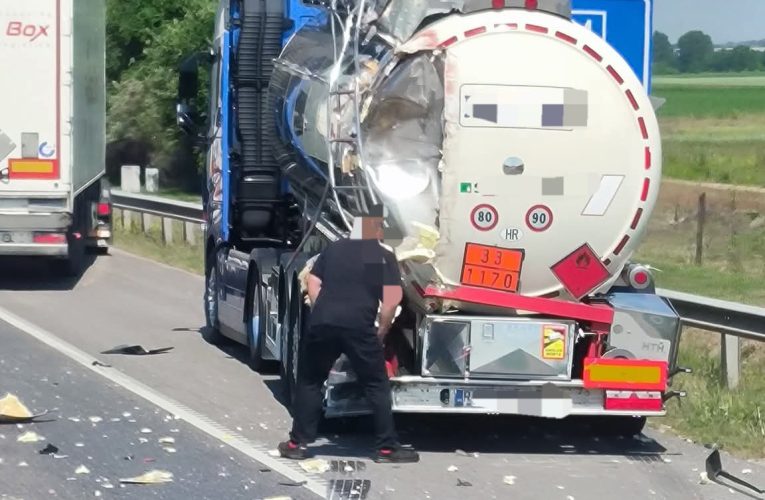 Több jármű ütközött össze