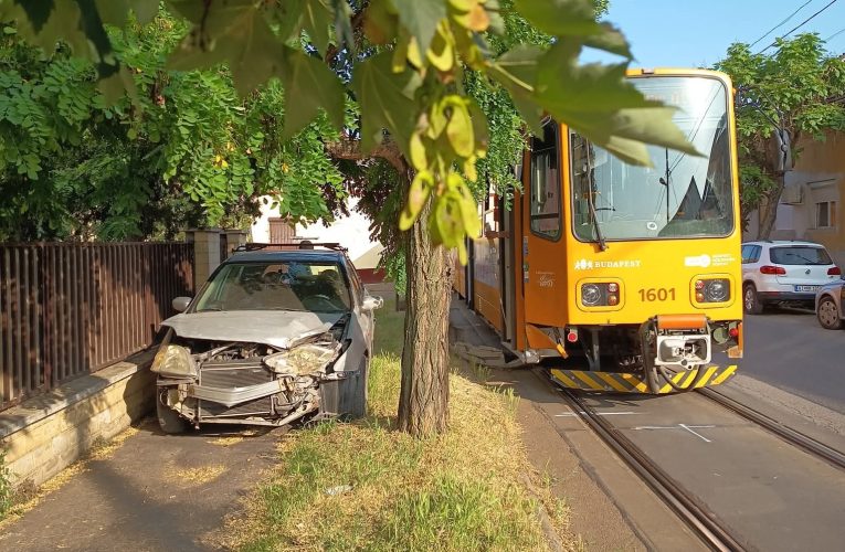 Személyautó és villamos ütközött