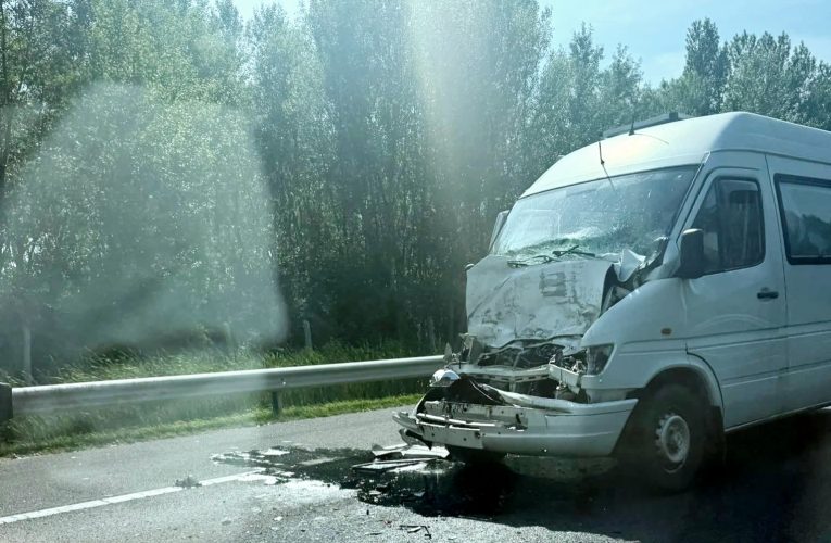 Egy kamion és egy kisteherautó karambolozott