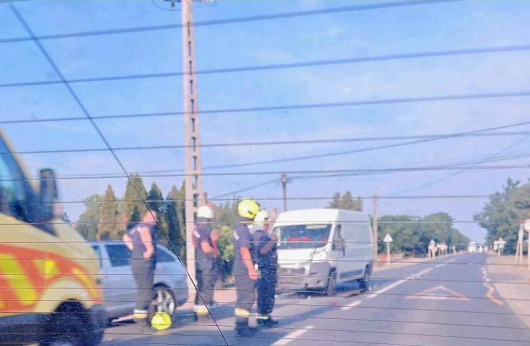 Három személyautó karambolozott