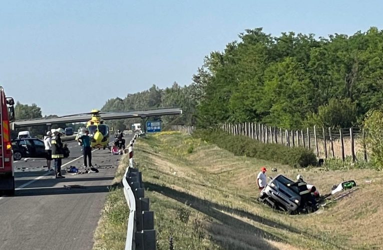 Karambolozott két személygépkocsi