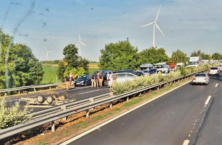 Autószállító tréler ütközött személyautóval
