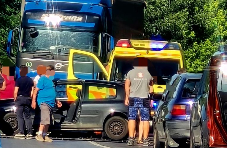 Hármas karambol történt