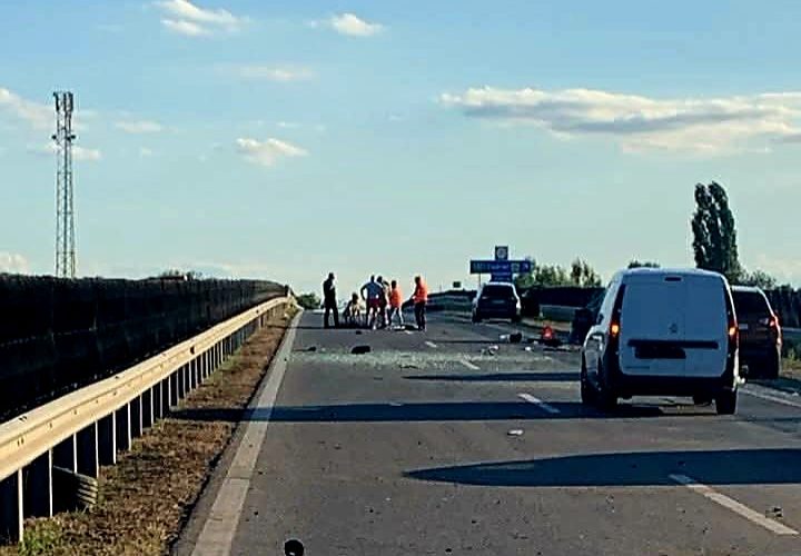 Szalagkorlátnak ütközött egy személygépkocsi