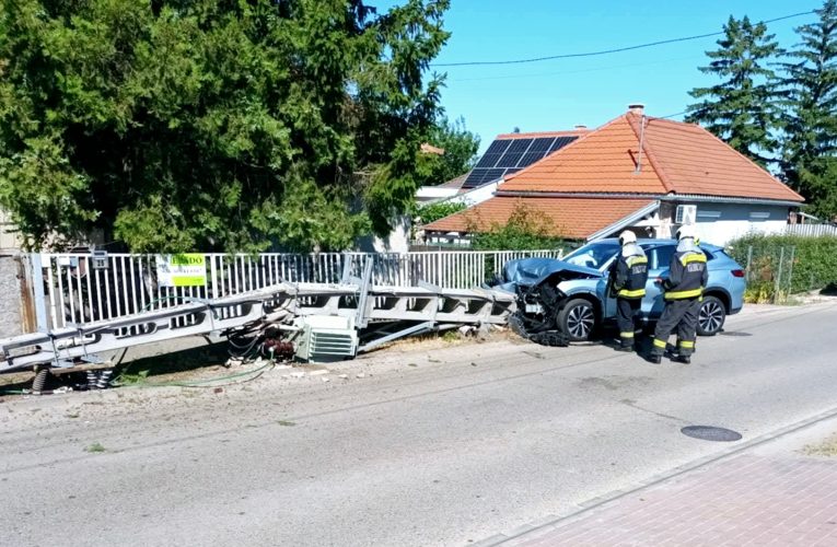 Villanyoszlopnak ütközött egy személyautó