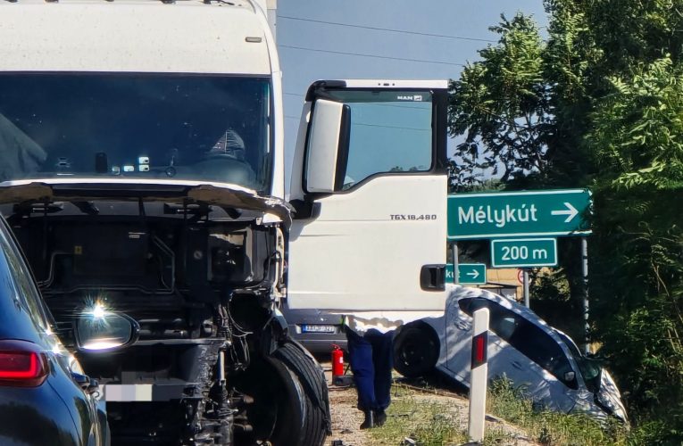Két személyautó és egy kamion karambolozott