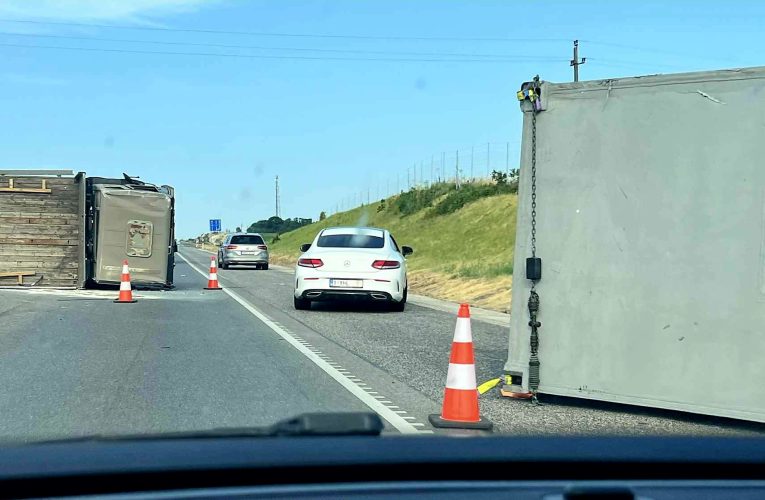 Átszakította a szalagkorlátot, majd felborult egy teherautó