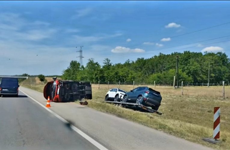 Kamionba szaladt egy autószállító tréler