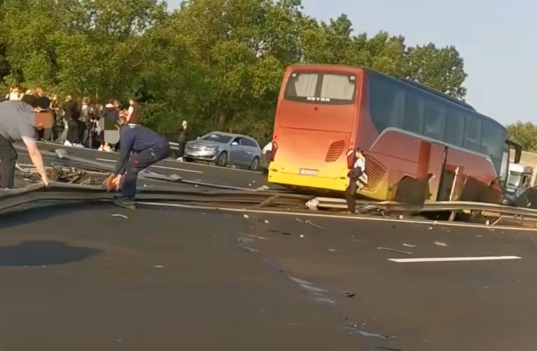 Szalagkorlátnak ütközött egy gyermekeket szállító autóbusz