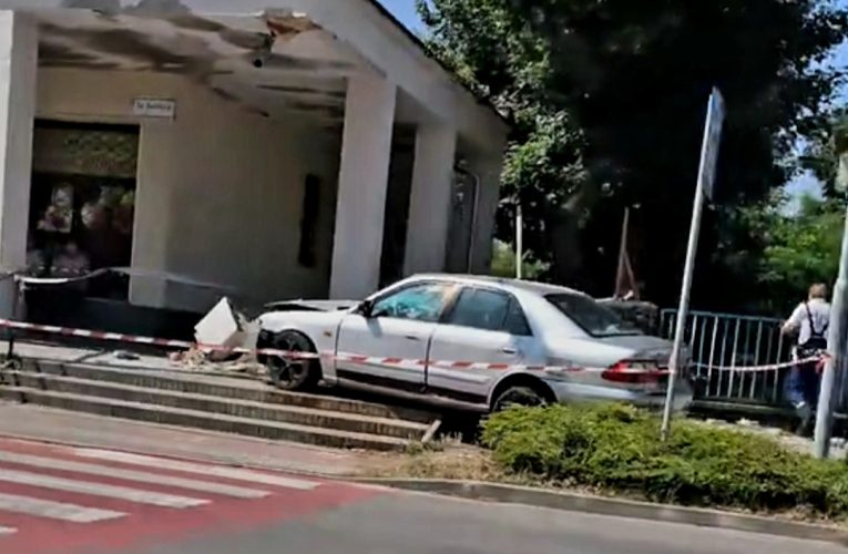 Kidöntötte az árkádok tartóoszlopát egy autó