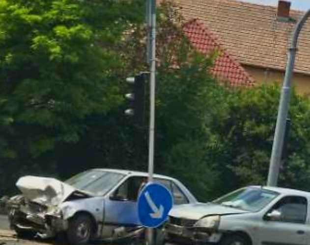 Két személyautó ütközött össze