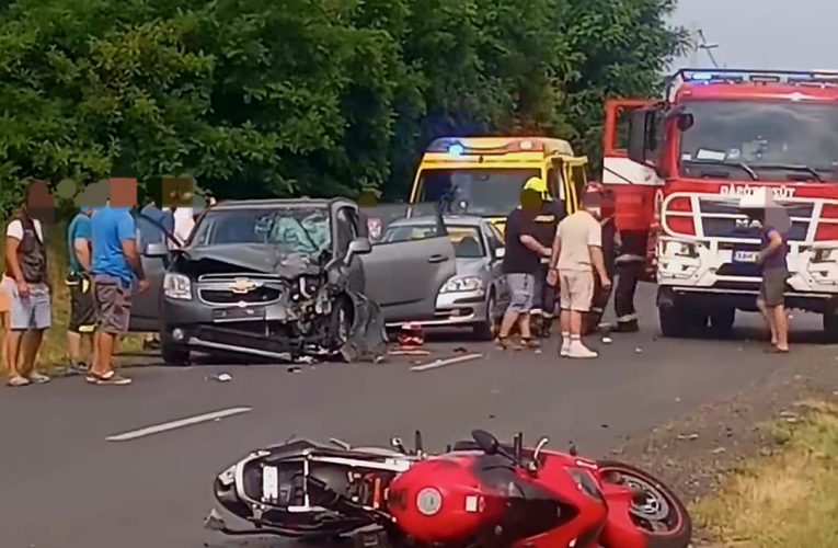 Egy motorkerékpáros és egy személyautó ütközött össze