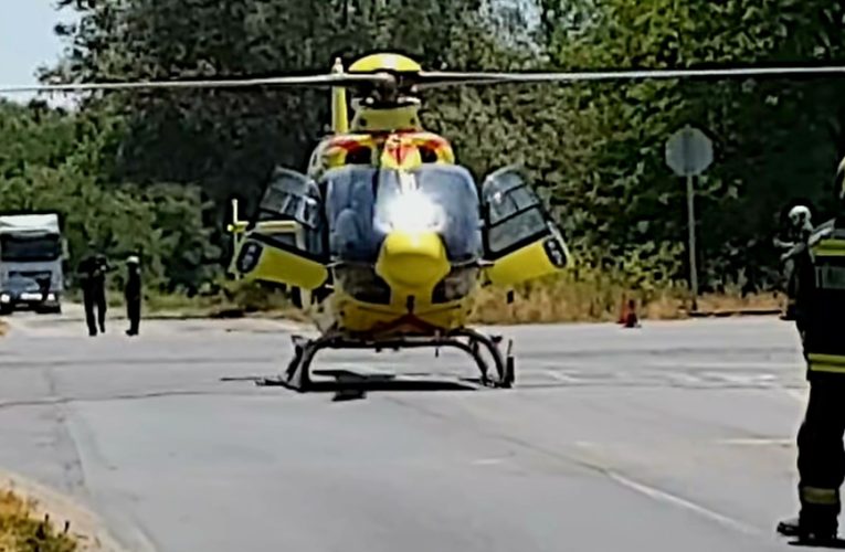 Két teherautó és egy személykocsi ütközött össze