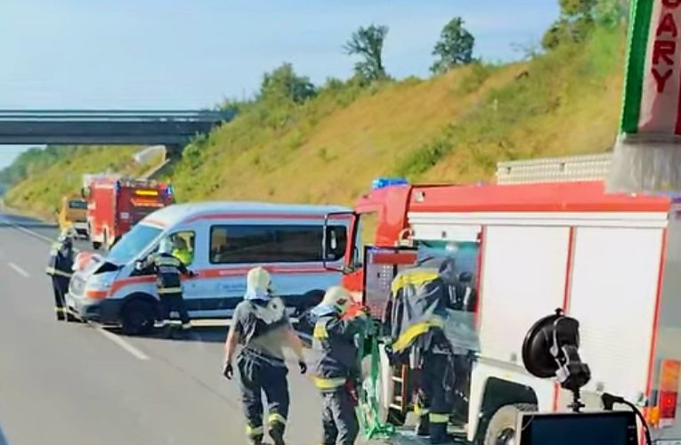 Keresztbe fordult egy tréleres autó