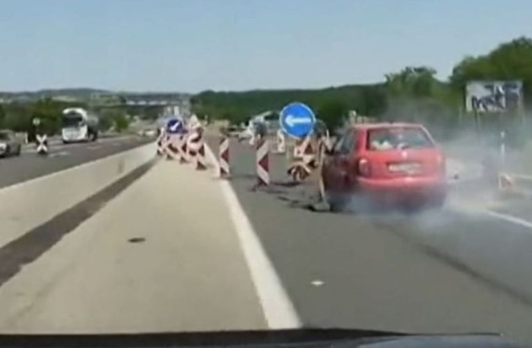 Hiába volt jól kitáblázva, lerombolta a terelést egy Skoda az M3-ason