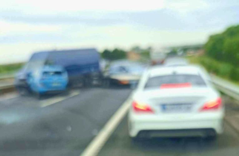 Két személyautó és egy trélert vontató kisbusz karambolozott